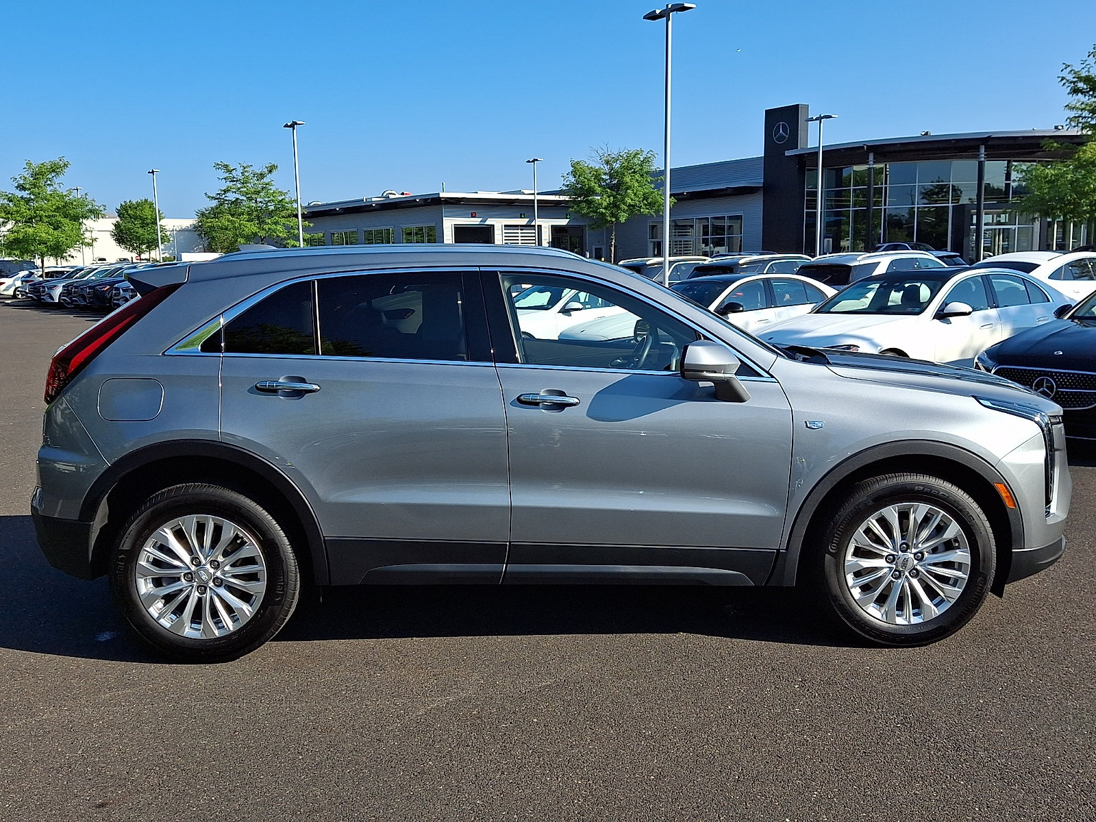 Used 2024 Cadillac XT4 Luxury w/ Cold Weather Package AWD/4WD image 7