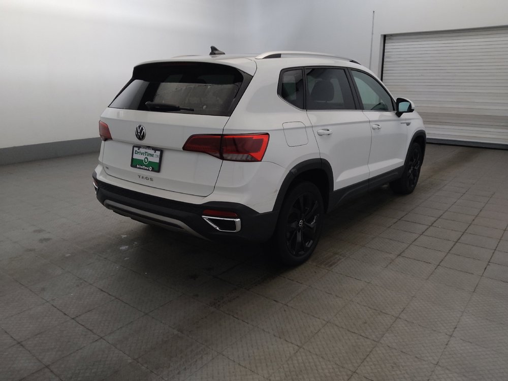 Used 2023 Volkswagen Taos SE w/ Panoramic Sunroof Package FWD image 9