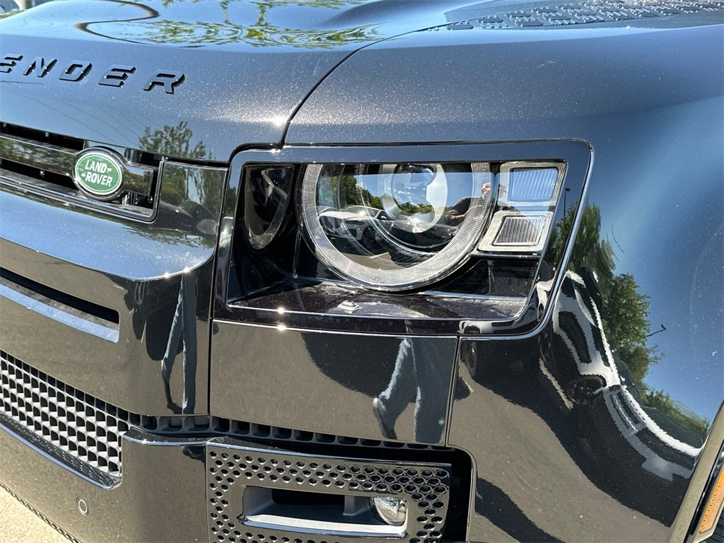 New 2025 Land Rover Defender 110 X-Dynamic SE image 7