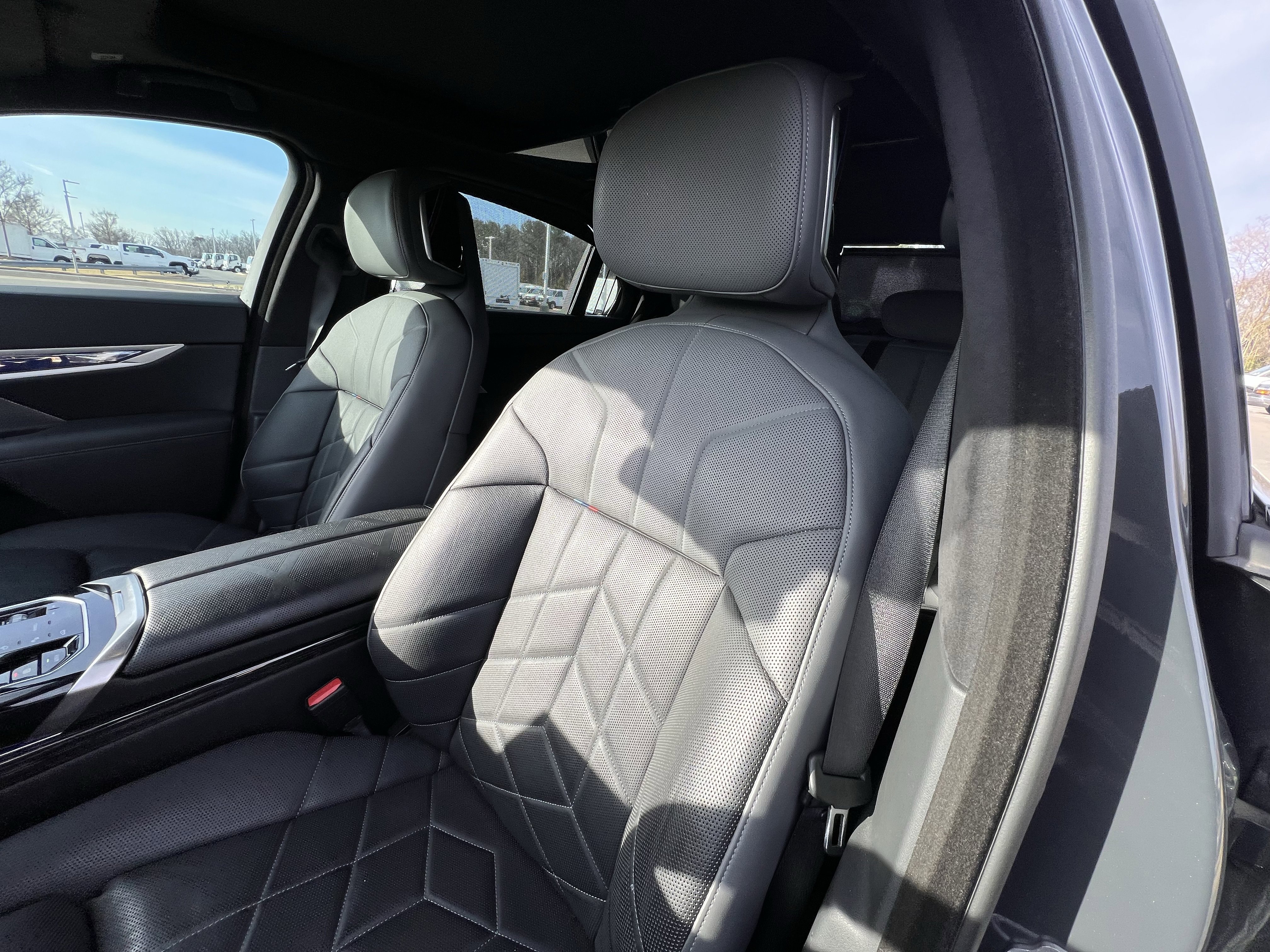 Used 2023 BMW 740i w/ Executive Package image 16