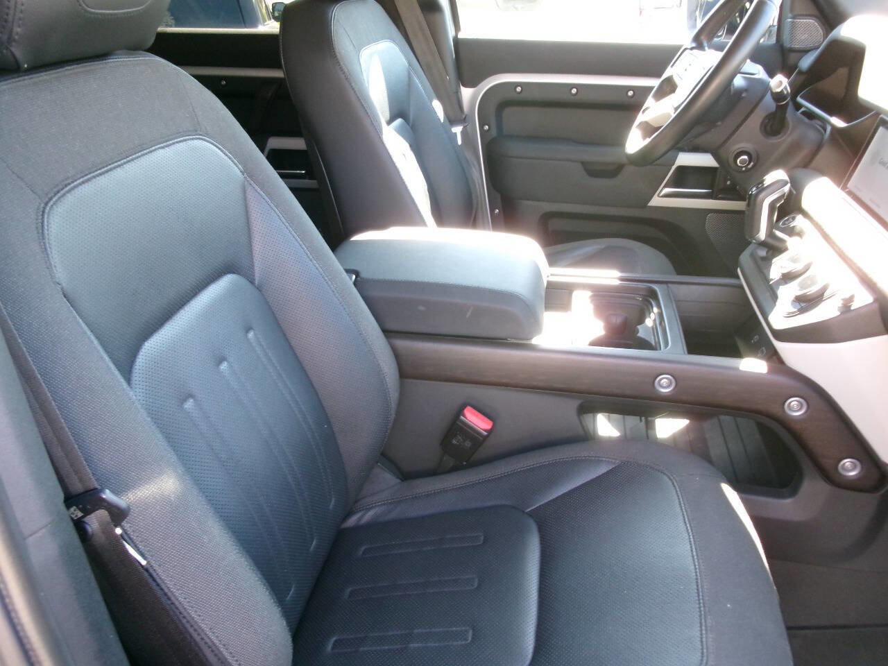 Used 2020 Land Rover Defender 110 SE image 11