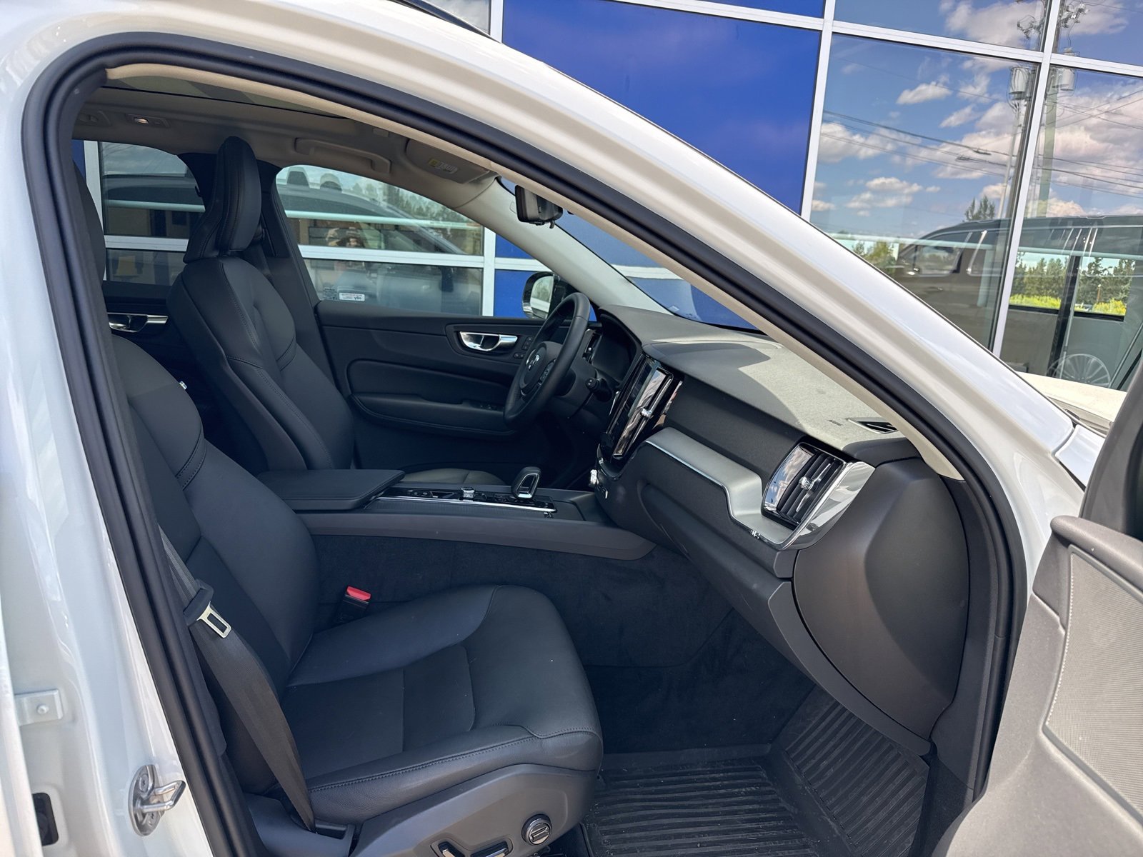 Certified 2025 Volvo XC60 T8 Core w/ Protection Package Premier image 14