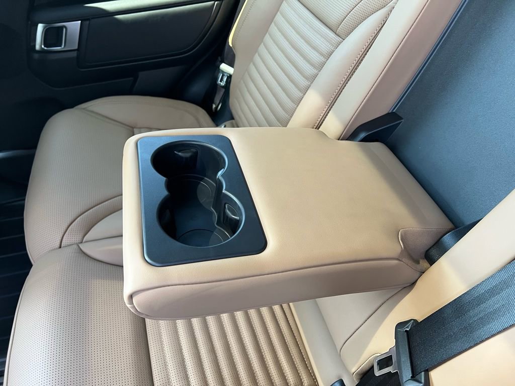 New 2026 Land Rover Discovery Dynamic SE image 22