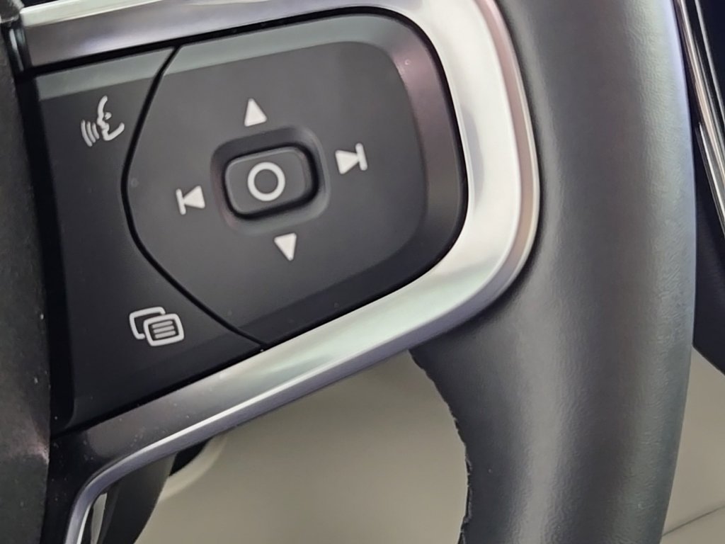 Certified 2025 Volvo XC40 B5 Ultra AWD/4WD image 27