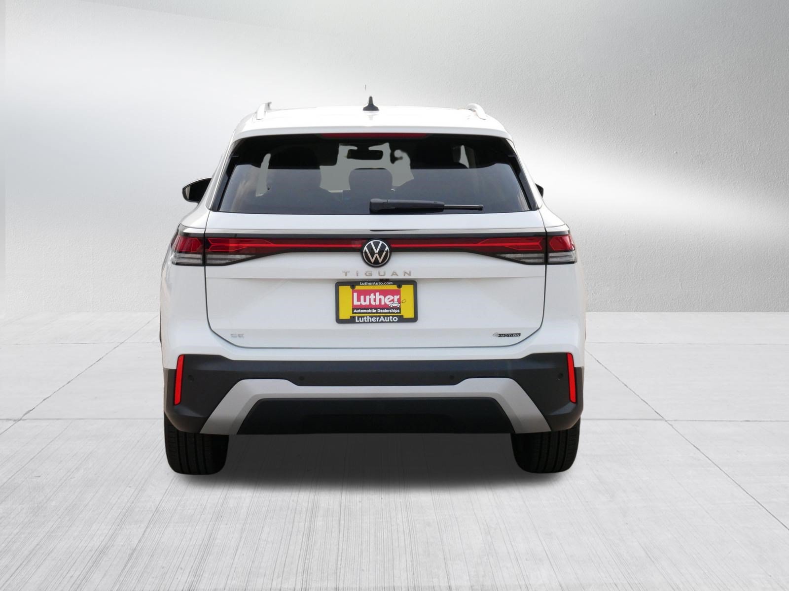 Used 2025 Volkswagen Tiguan SE w/ Panoramic Sunroof Package AWD/4WD image 6