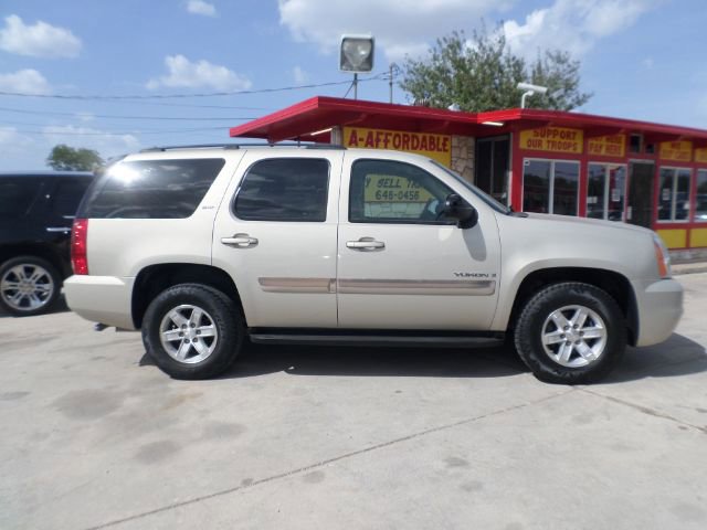 Used 2007 GMC Yukon SLT w/ SLT Preferred Equipment Group image 4