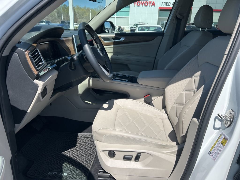 Used 2025 Volkswagen Atlas SE image 2