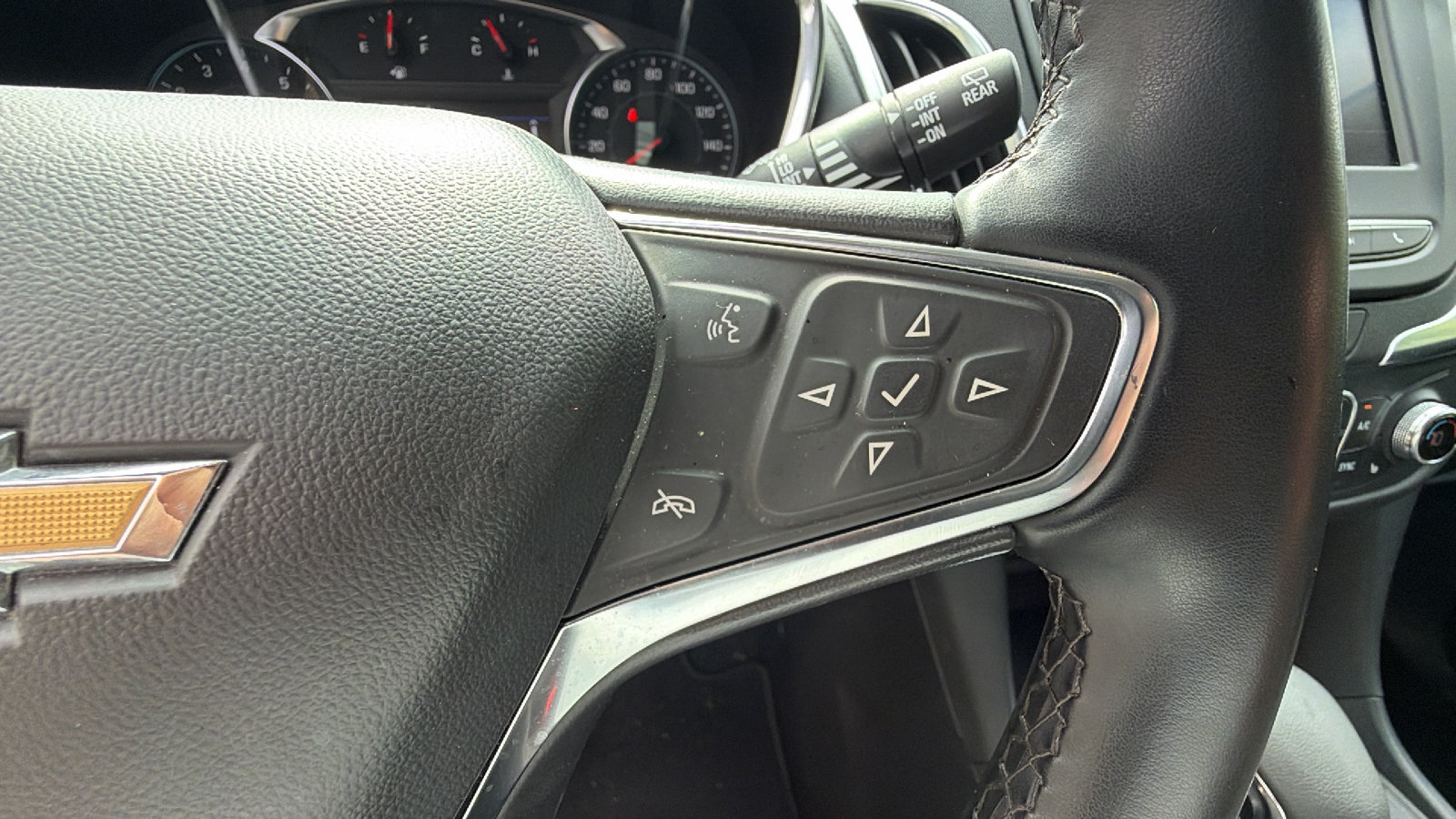 Used 2024 Chevrolet Equinox LT FWD image 28