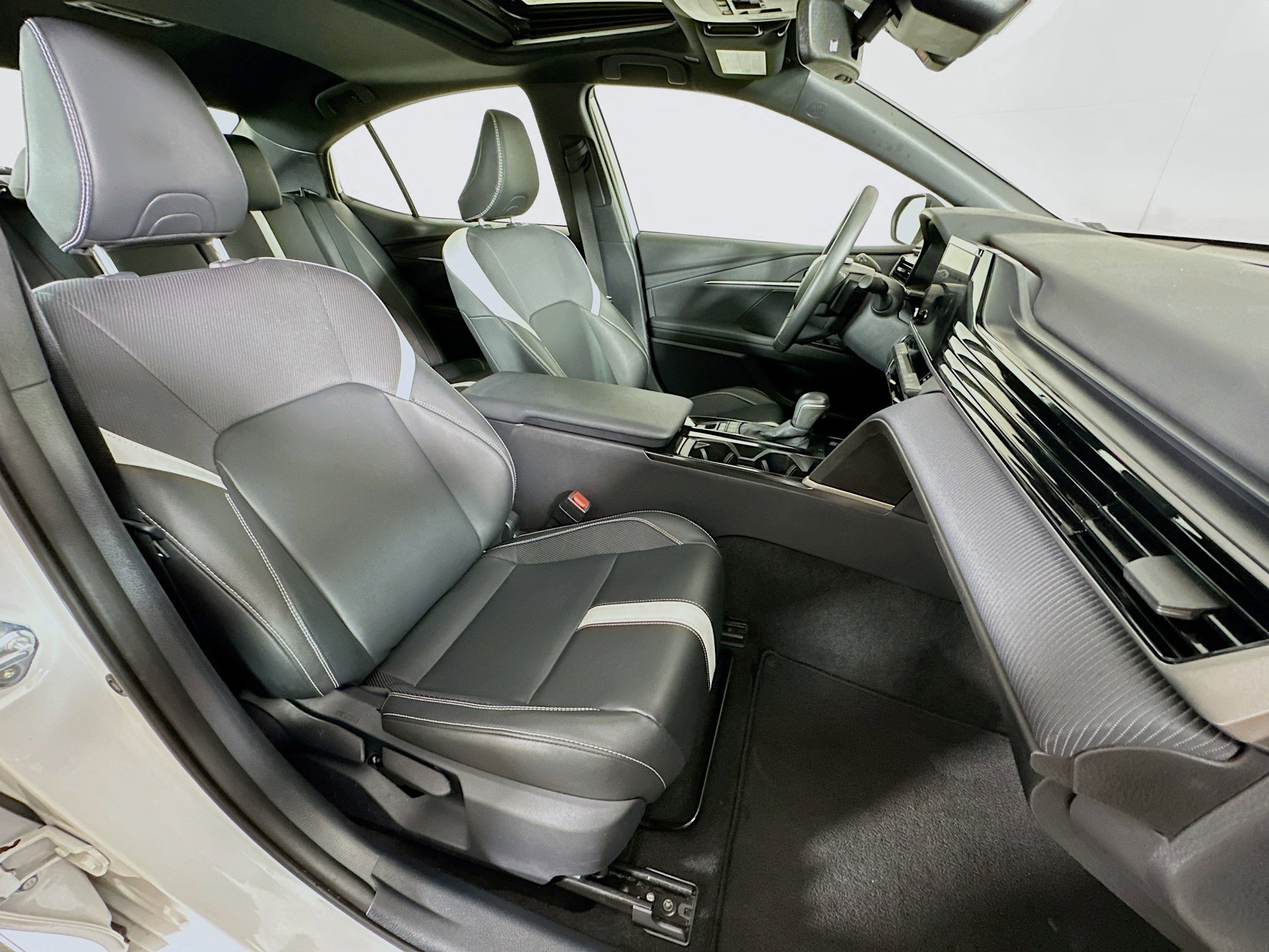 Used 2025 Toyota Camry SE w/ Convenience Package image 30