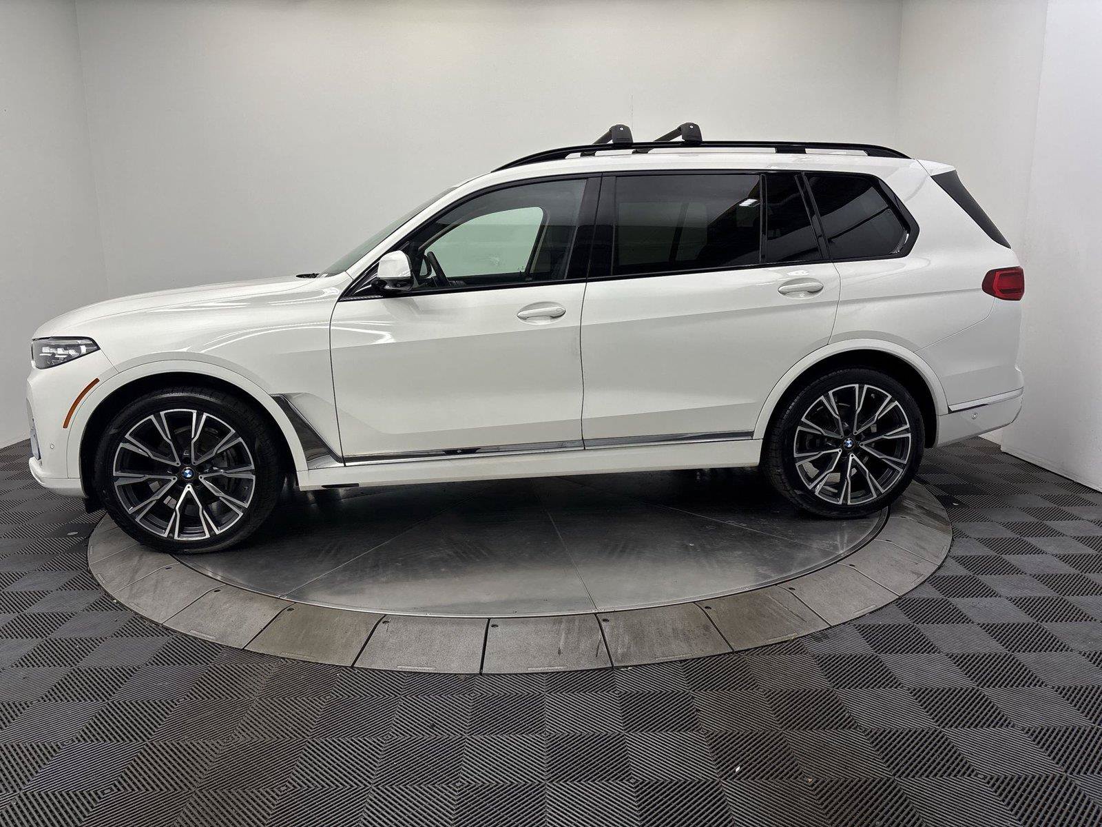Used 2021 BMW X7 xDrive40i w/ Parking Assistance Package AWD/4WD image 16
