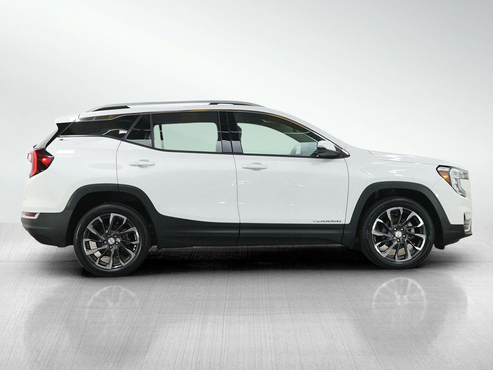 Used 2022 GMC Terrain SLT w/ LPO, Floor Liner Package AWD/4WD image 6