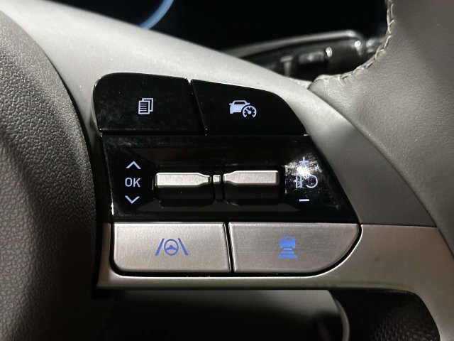 Used 2025 Hyundai Elantra SEL FWD image 28