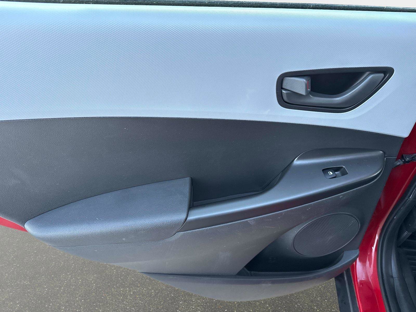 Used 2021 Hyundai Kona SE w/ Cargo Package image 11