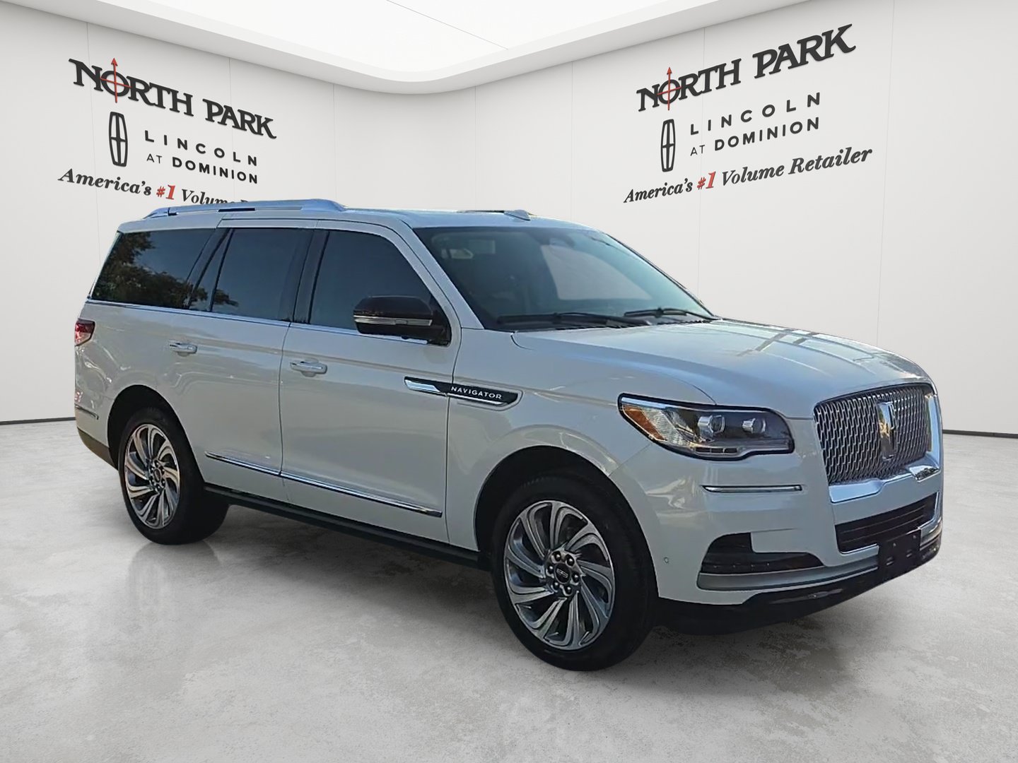 Used 2024 Lincoln Navigator Premiere AWD/4WD image 7