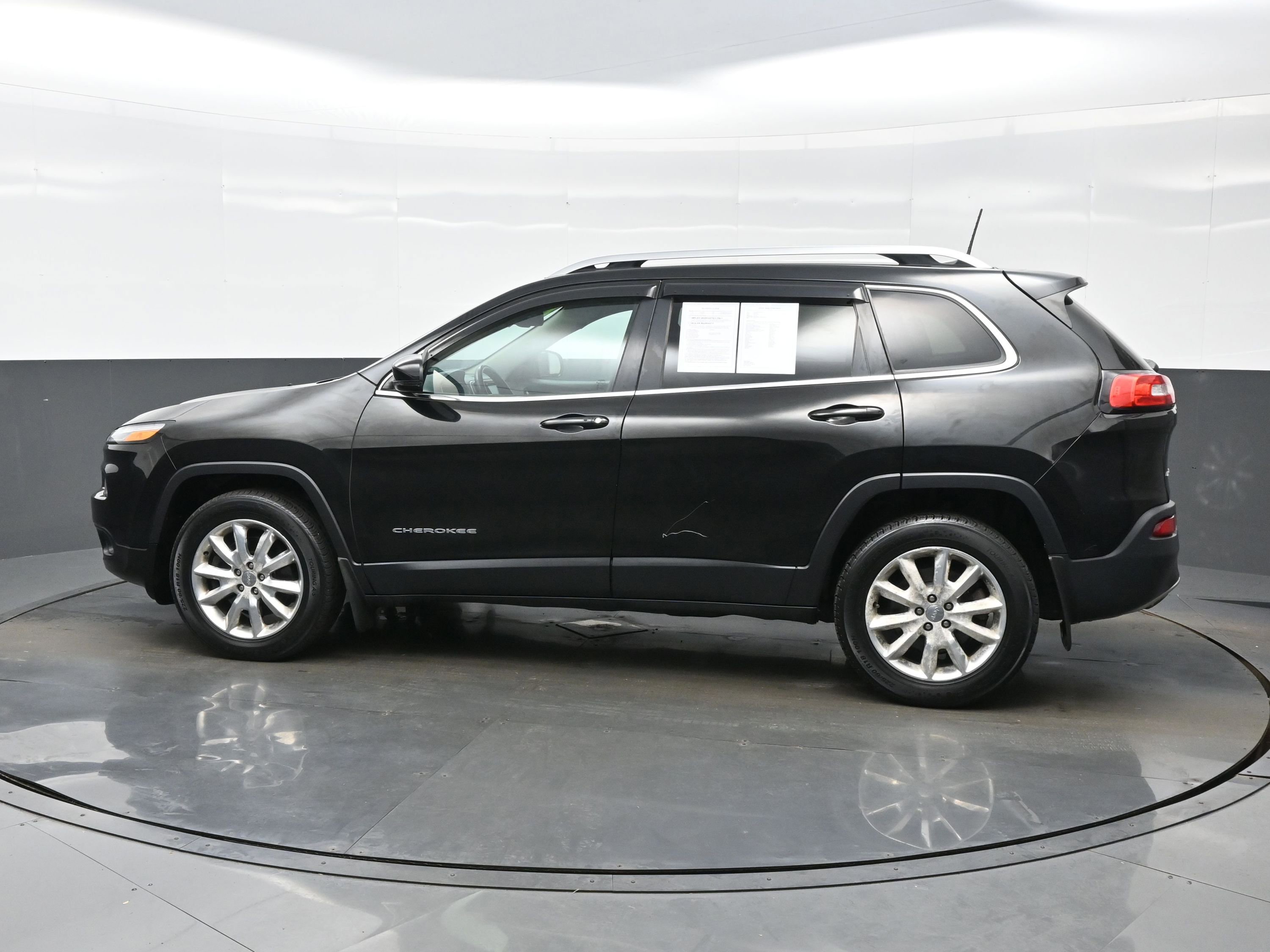 Used 2016 Jeep Cherokee Limited AWD/4WD image 3