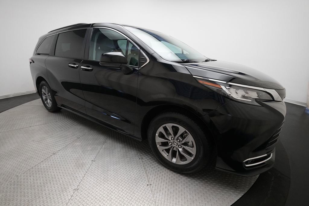 Used 2023 Toyota Sienna XLE FWD image 38