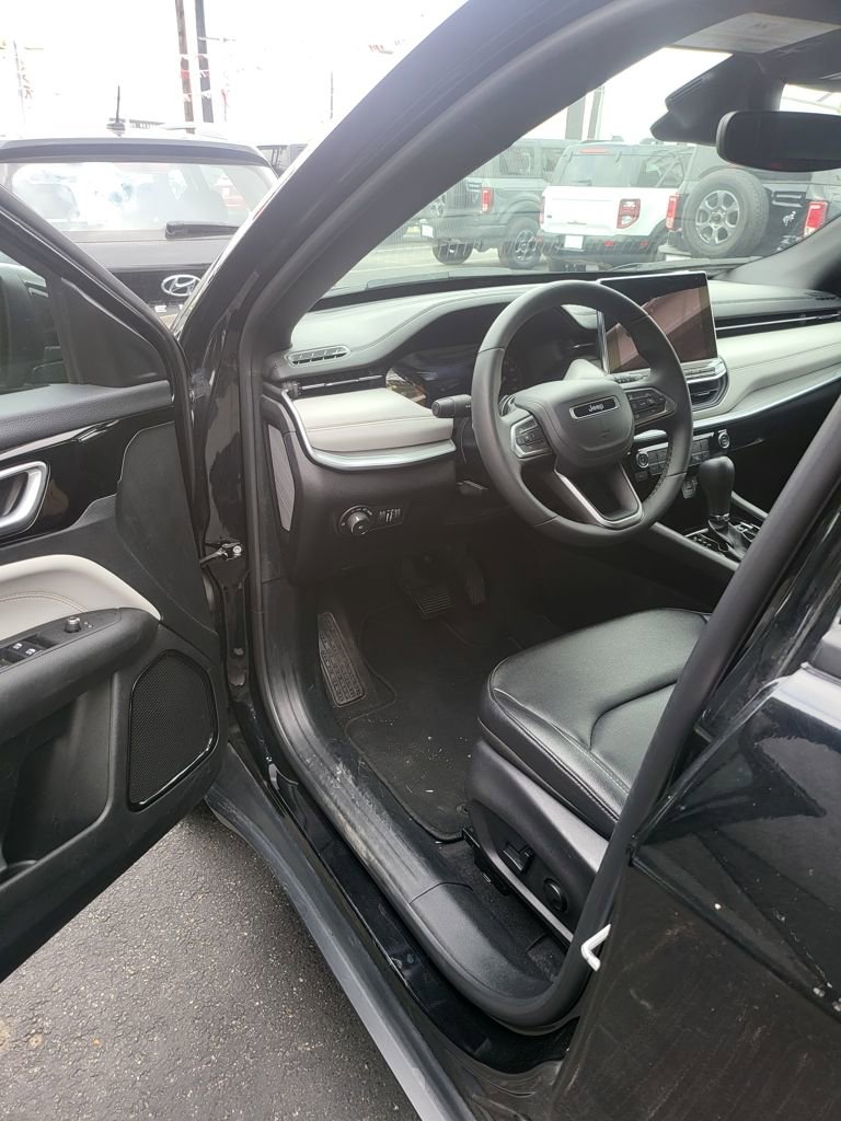 Used 2025 Jeep Compass Limited image 4