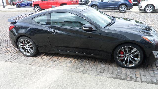 Used 2016 Hyundai Genesis Coupe 3.8 image 4