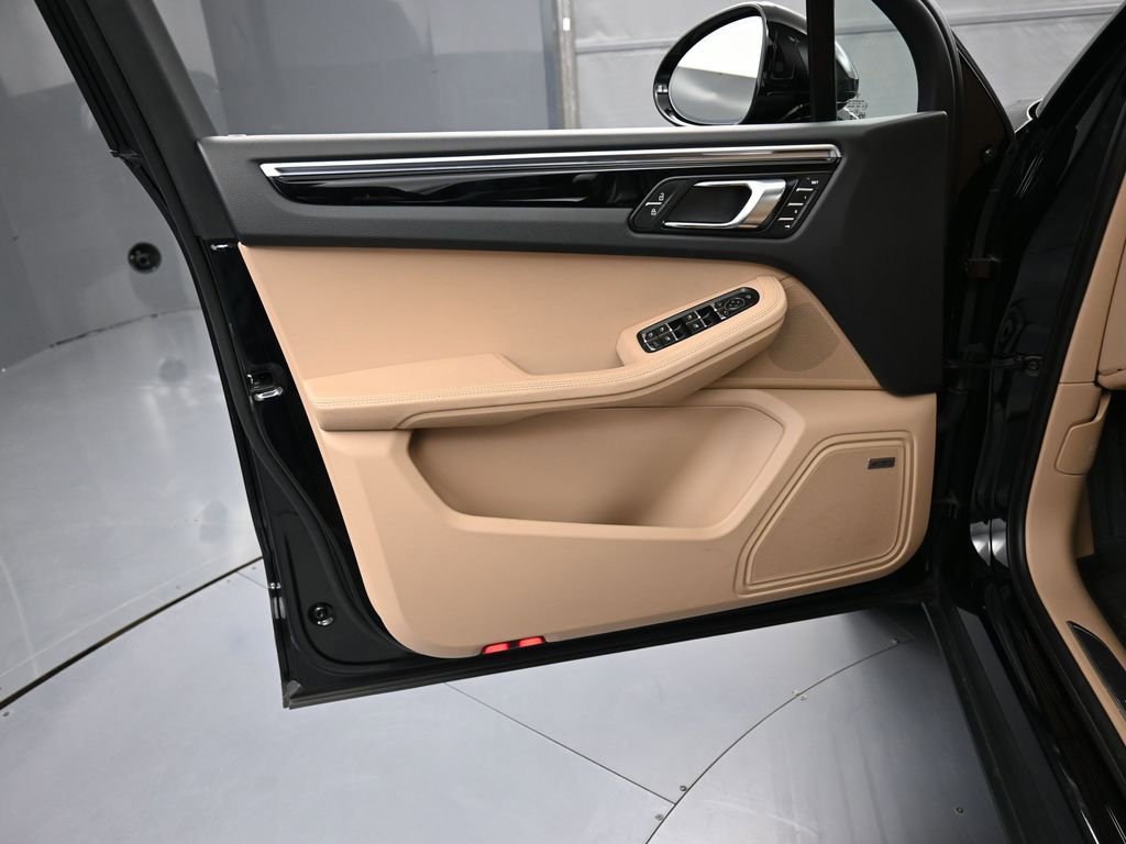 Certified 2024 Porsche Macan AWD/4WD image 15
