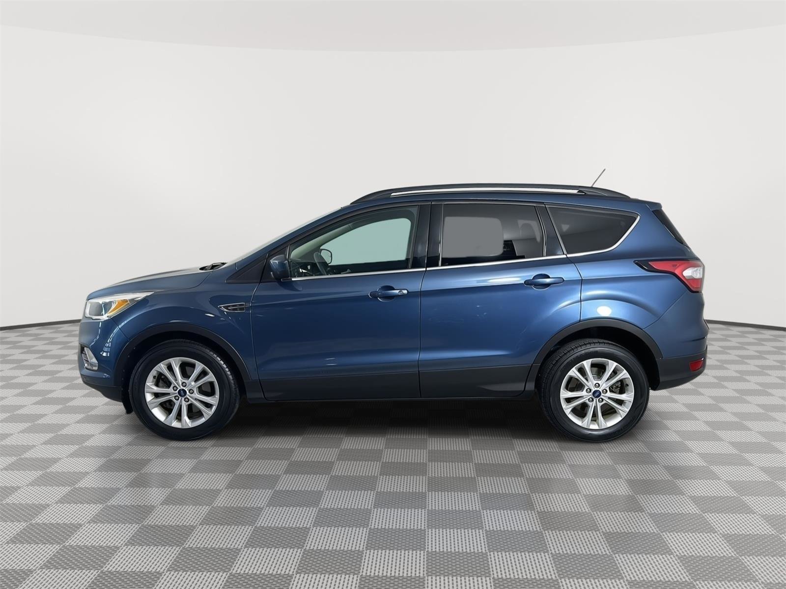 Used 2018 Ford Escape SE w/ SE Sync 3 Package AWD/4WD image 4