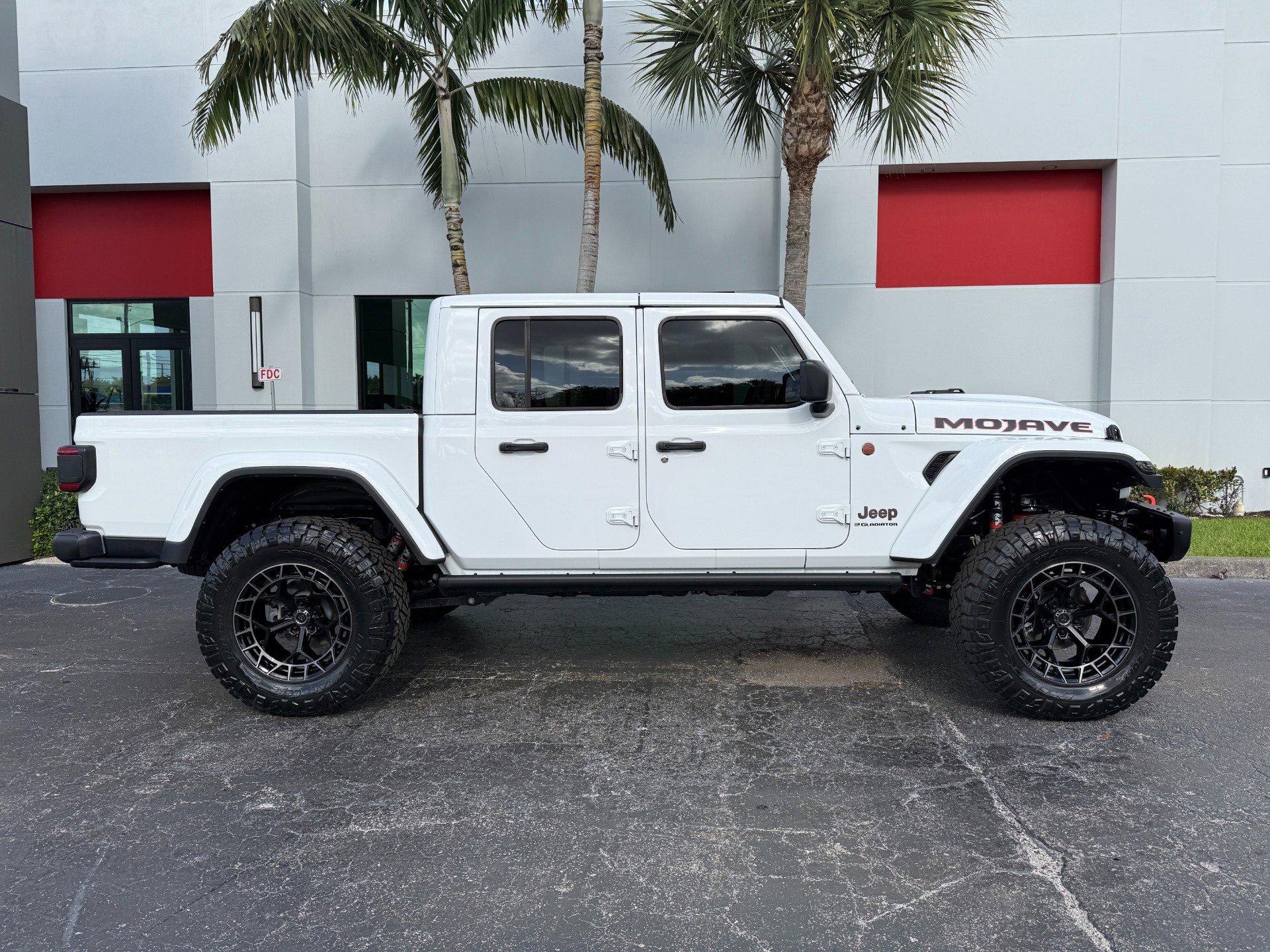 Used 2024 Jeep Gladiator Mojave AWD/4WD image 2