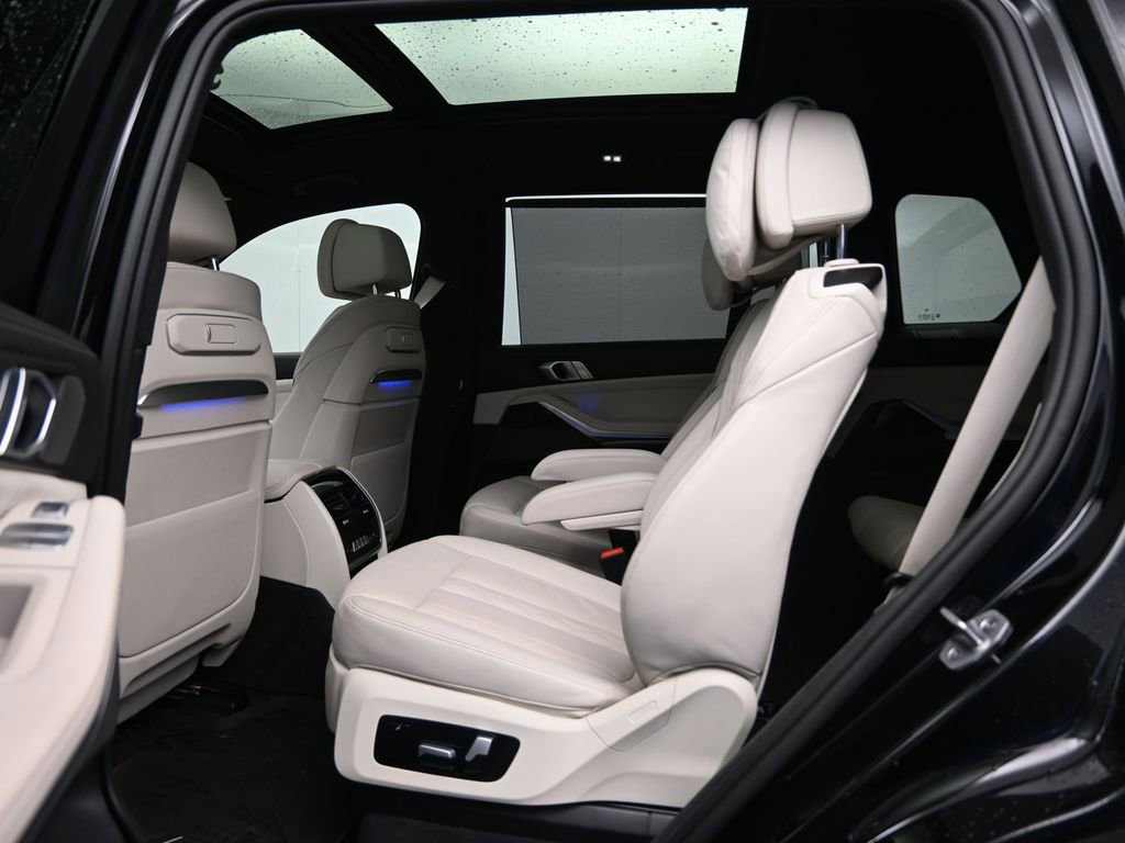 Used 2025 BMW X7 M60i image 32
