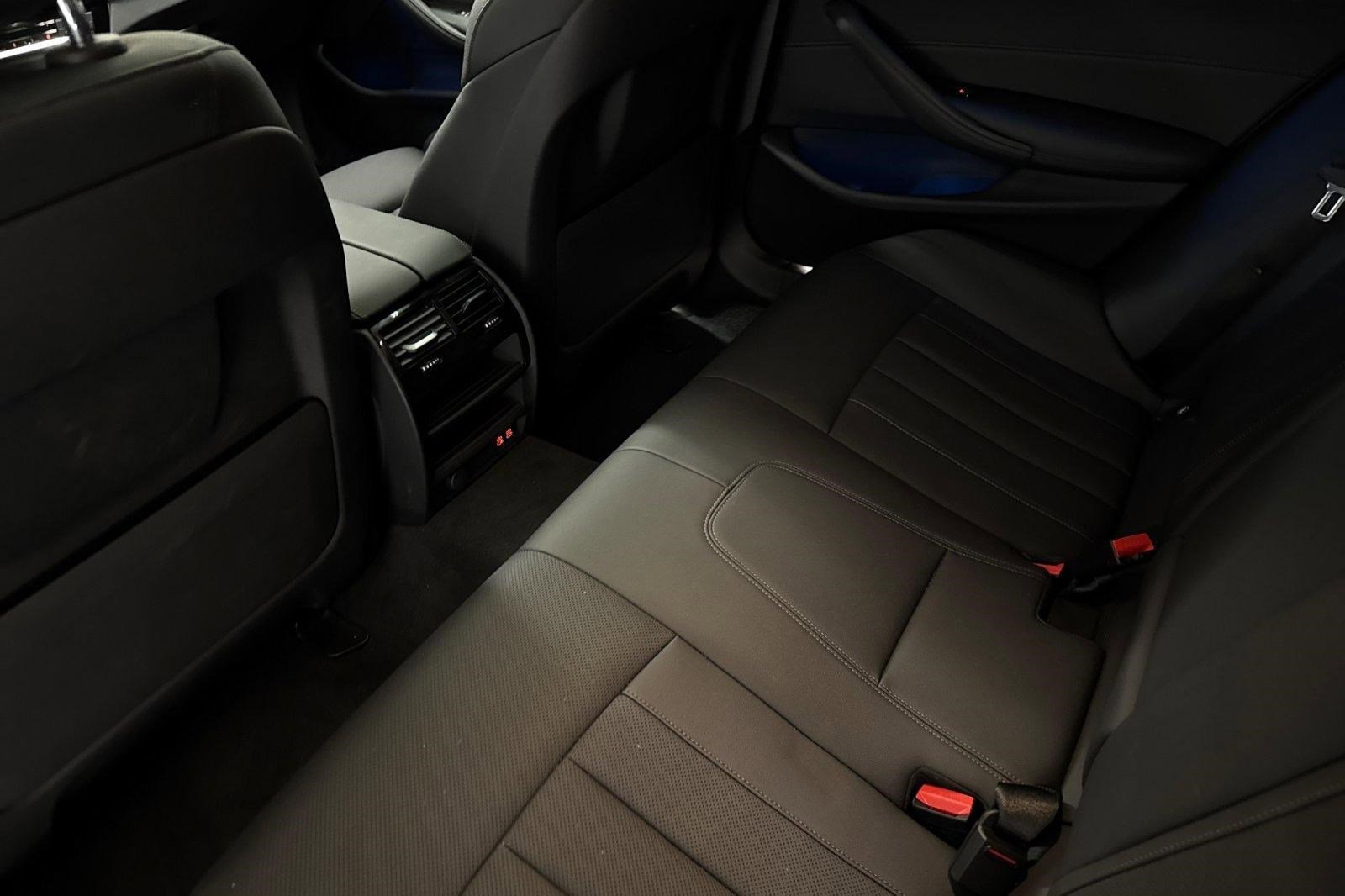 Used 2023 BMW 530e w/ Convenience Package image 26