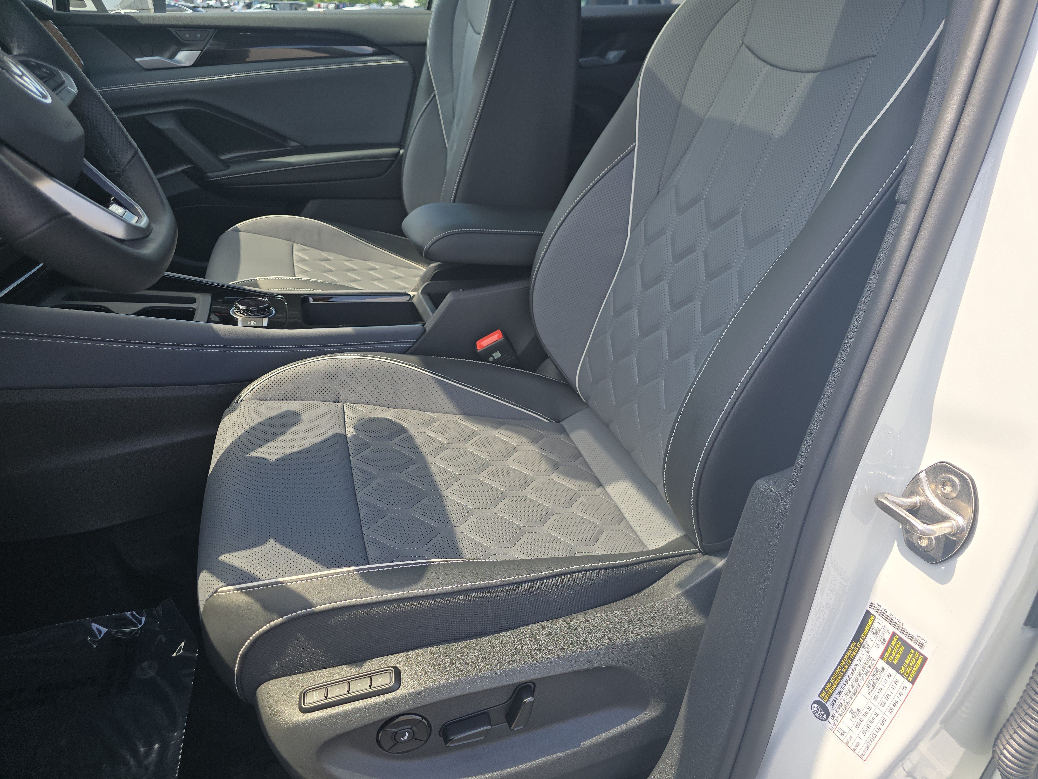 New 2026 Volkswagen Tiguan SEL R-Line AWD/4WD image 23
