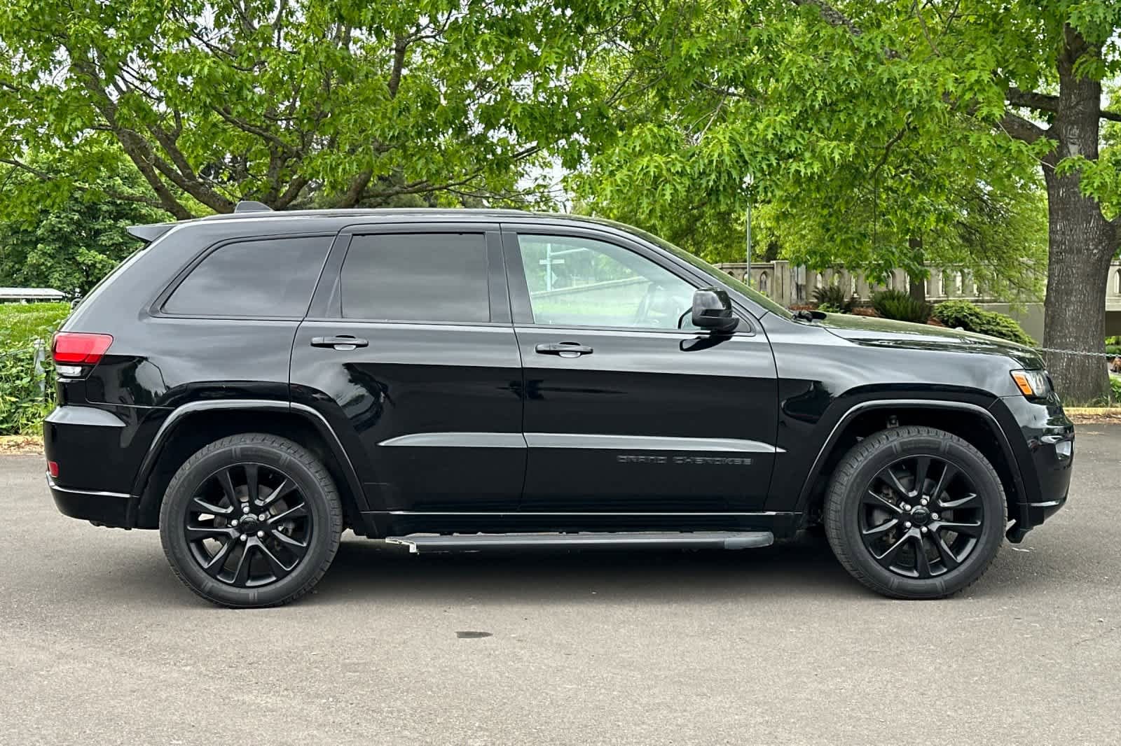Used 2019 Jeep Grand Cherokee Altitude AWD/4WD image 8