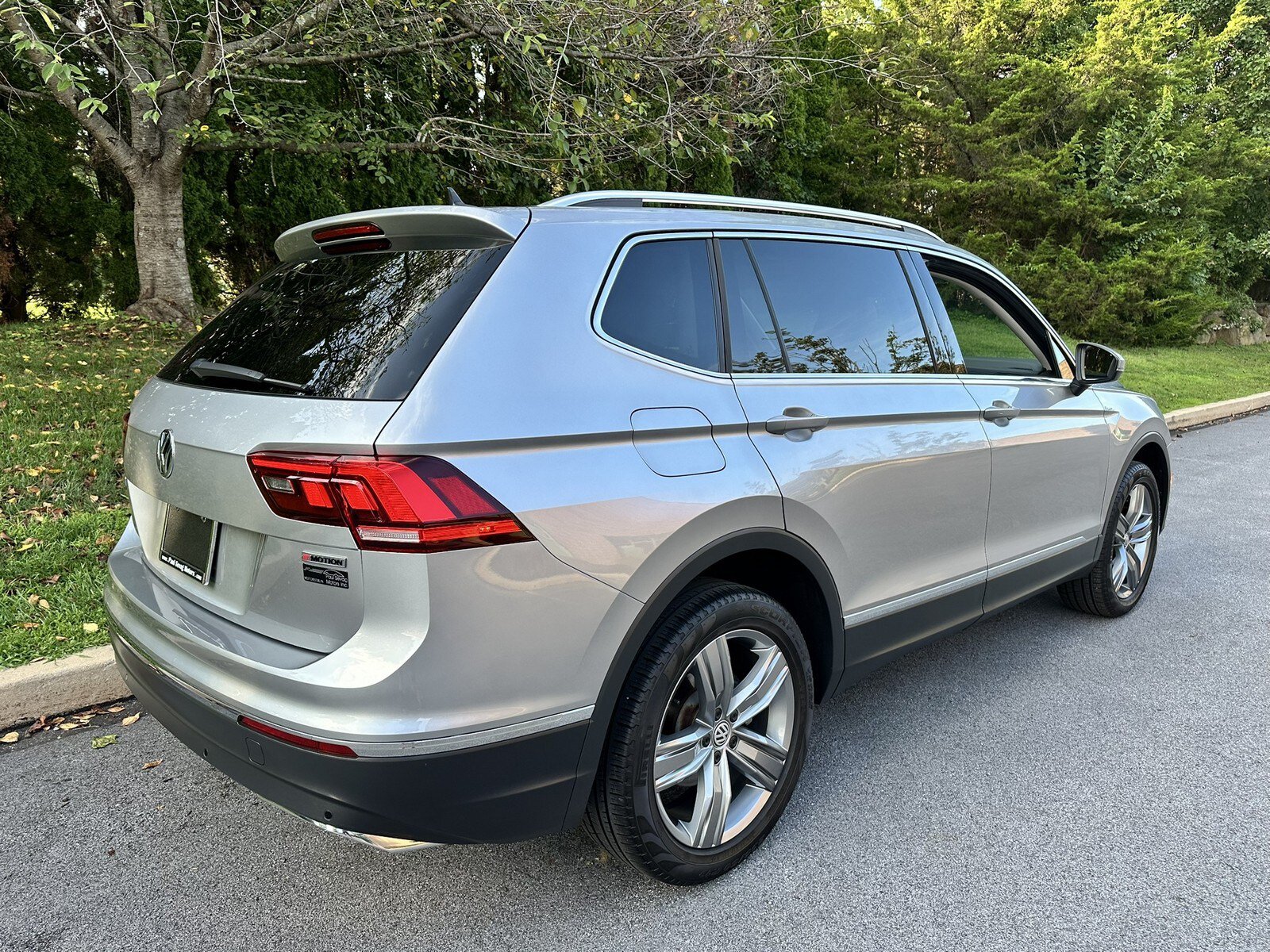 Used 2020 Volkswagen Tiguan SEL AWD/4WD image 48