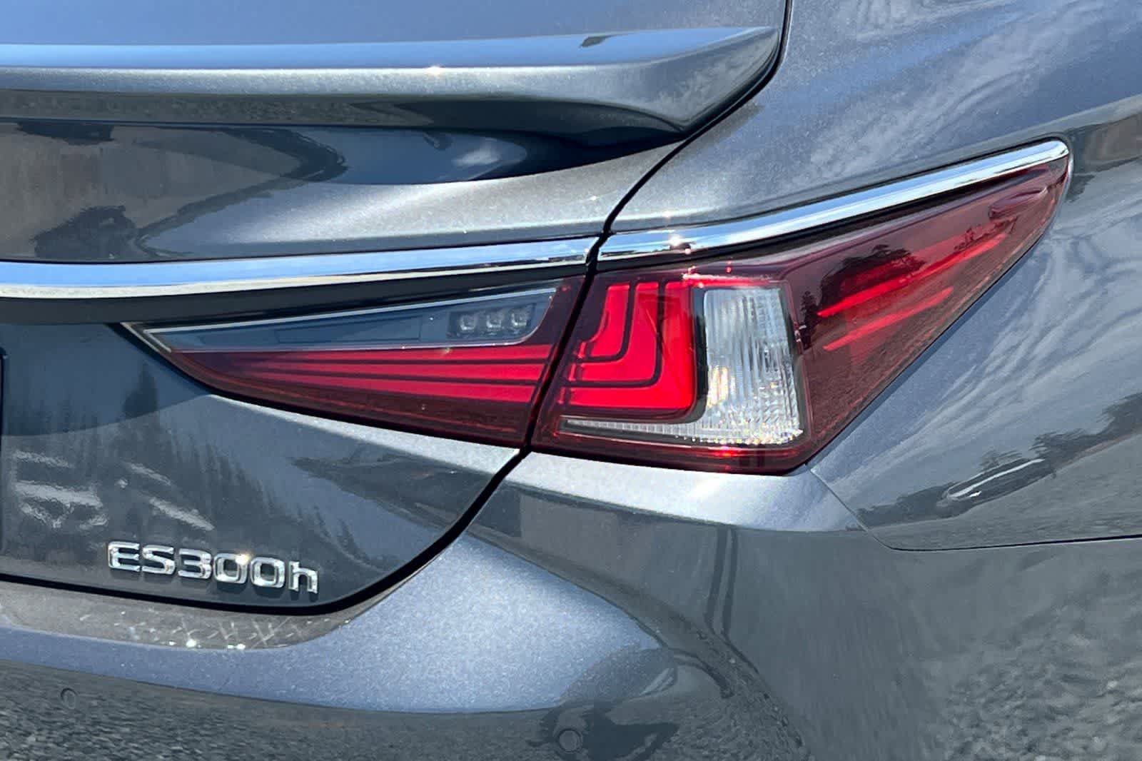 Used 2025 Lexus ES 300h w/ Premium Package FWD image 34