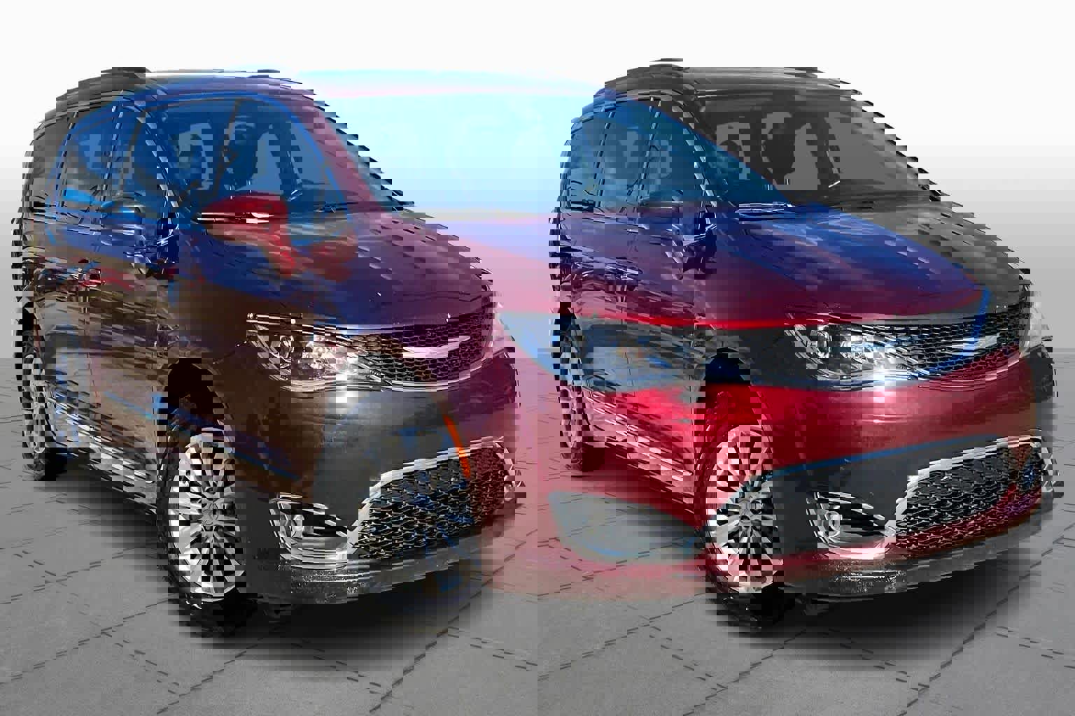 Used 2017 Chrysler Pacifica Touring-L image 2