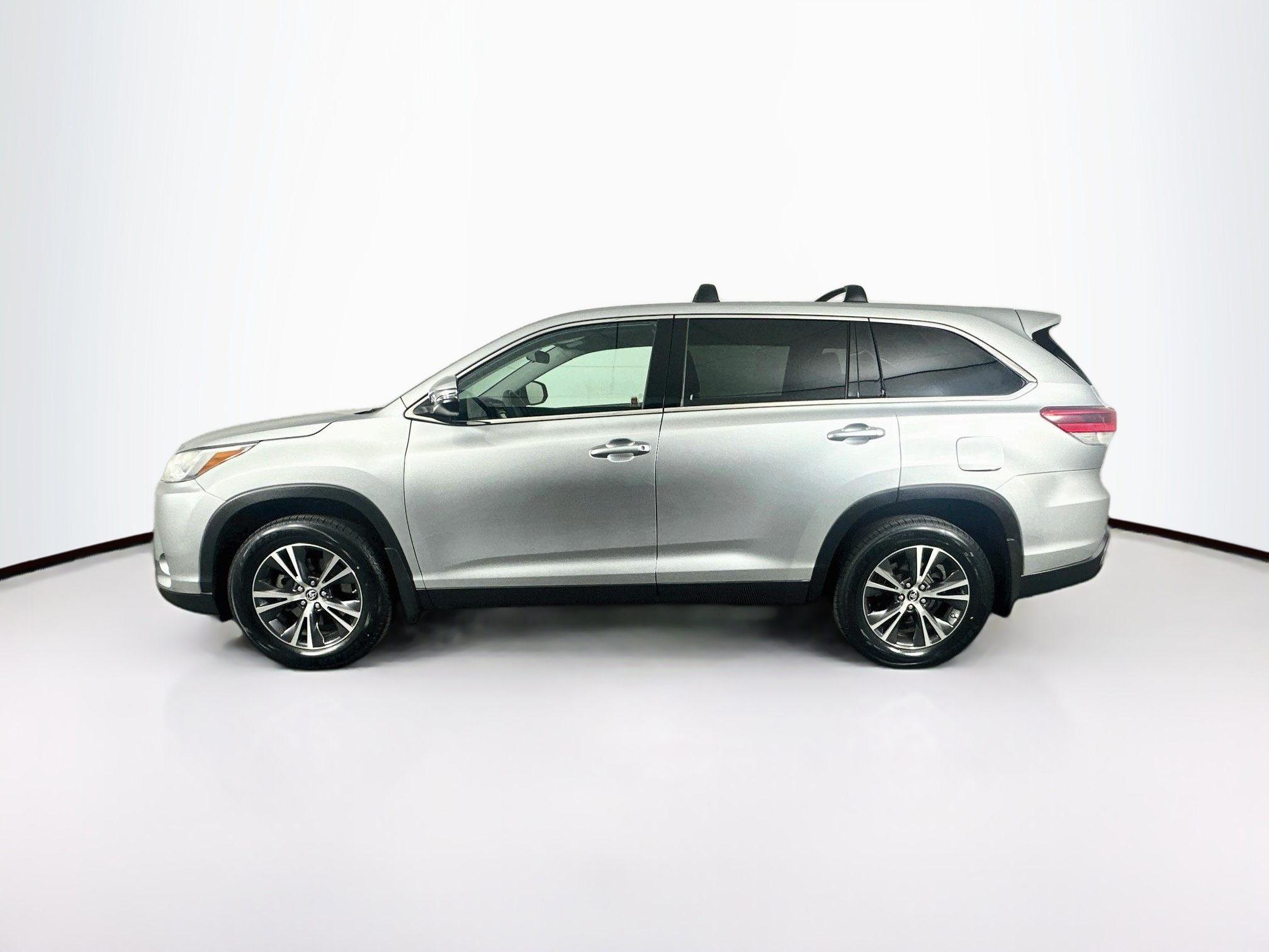 Used 2019 Toyota Highlander LE FWD image 4