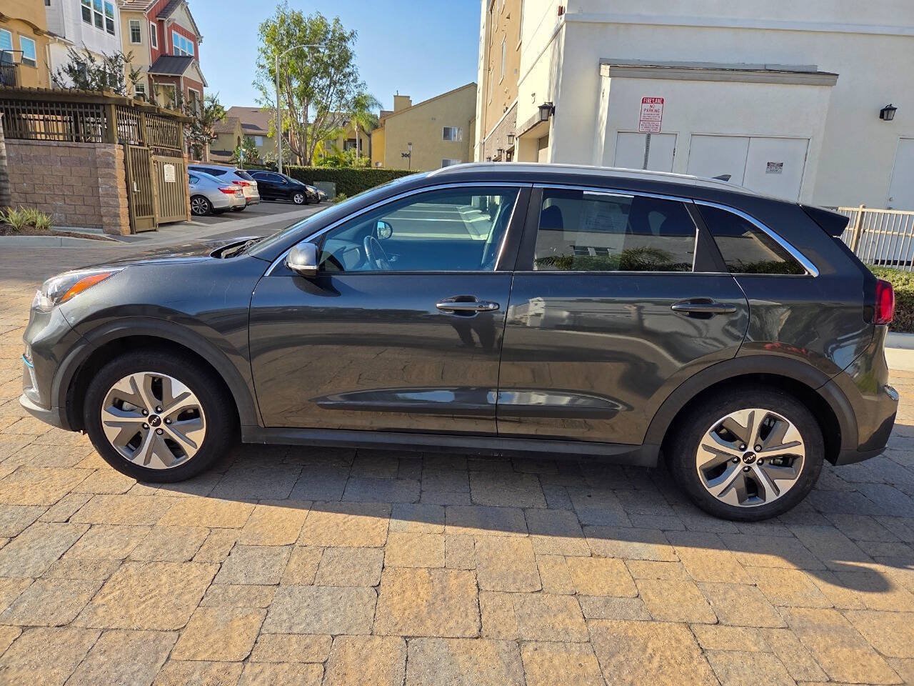 Used 2022 Kia Niro EX Premium FWD image 11