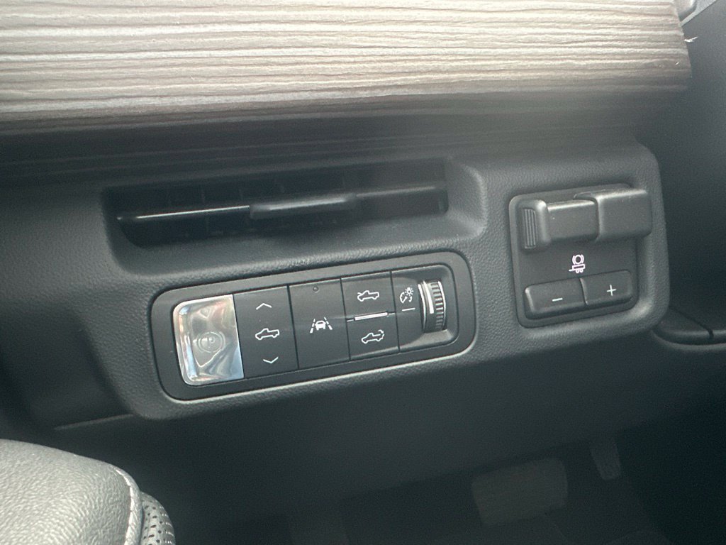 Used 2024 GMC Sierra EV Denali AWD/4WD image 23