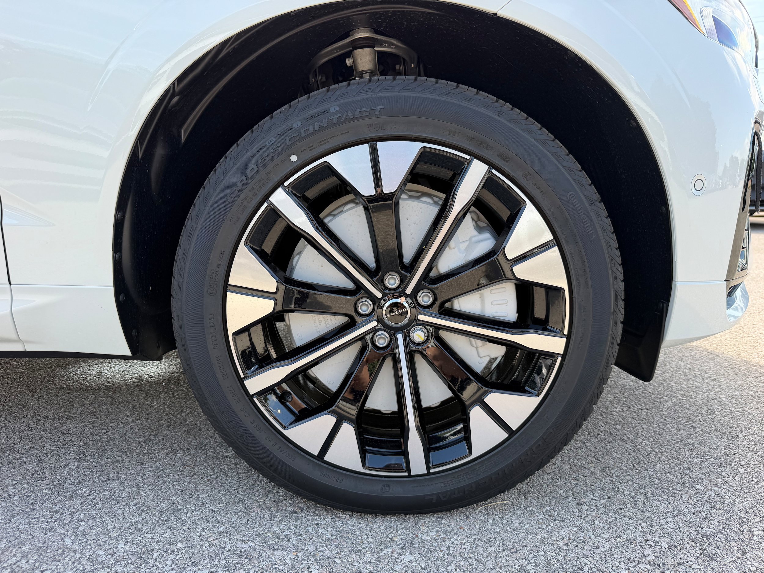 New 2026 Volvo XC60 T8 Plus w/ Protection Package Premier AWD/4WD image 7