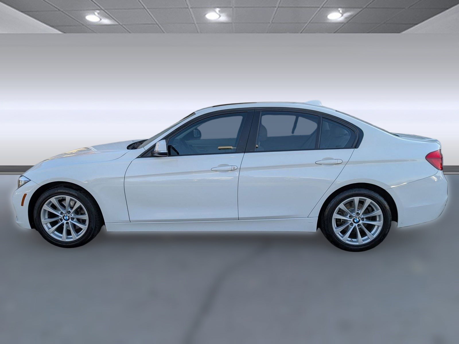 Used 2016 BMW 320i Sedan image 2