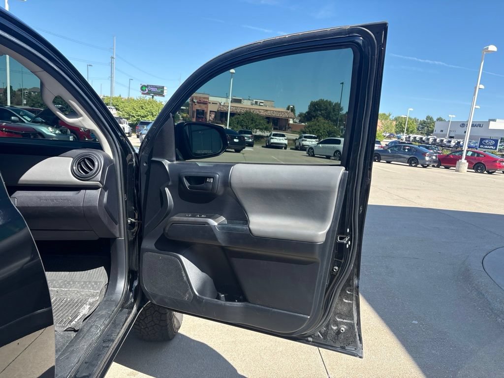 Used 2018 Toyota Tacoma SR5 AWD/4WD image 23