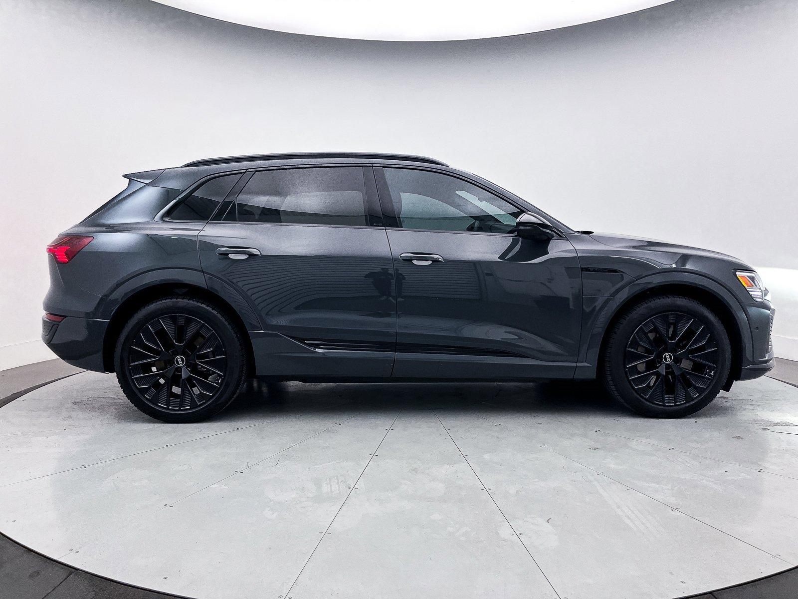 Used 2024 Audi Q8 e-tron Prestige image 43