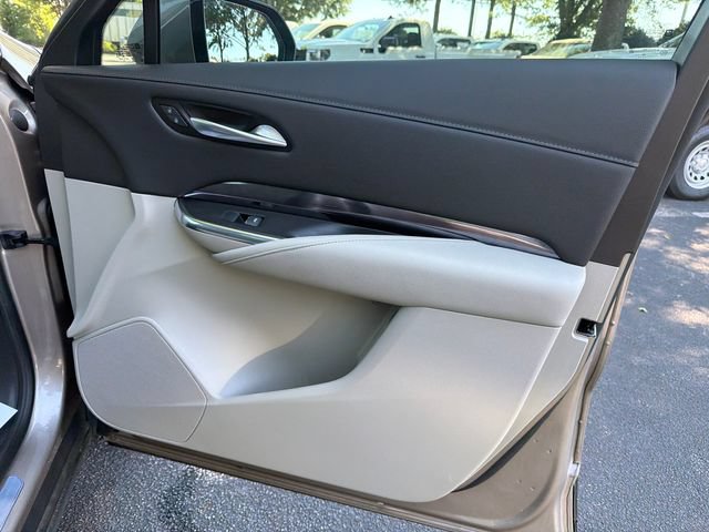 Used 2023 Cadillac XT4 Luxury w/ Cold Weather Package FWD image 14