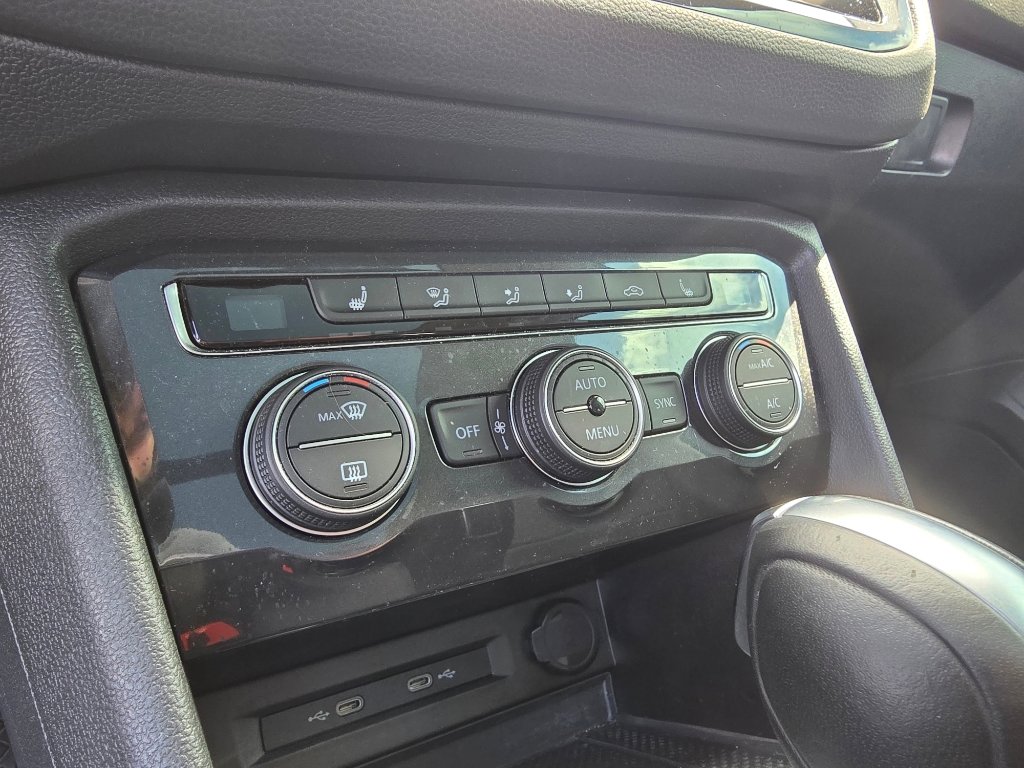 Used 2021 Volkswagen Tiguan SE w/ Panoramic Sunroof Package image 20