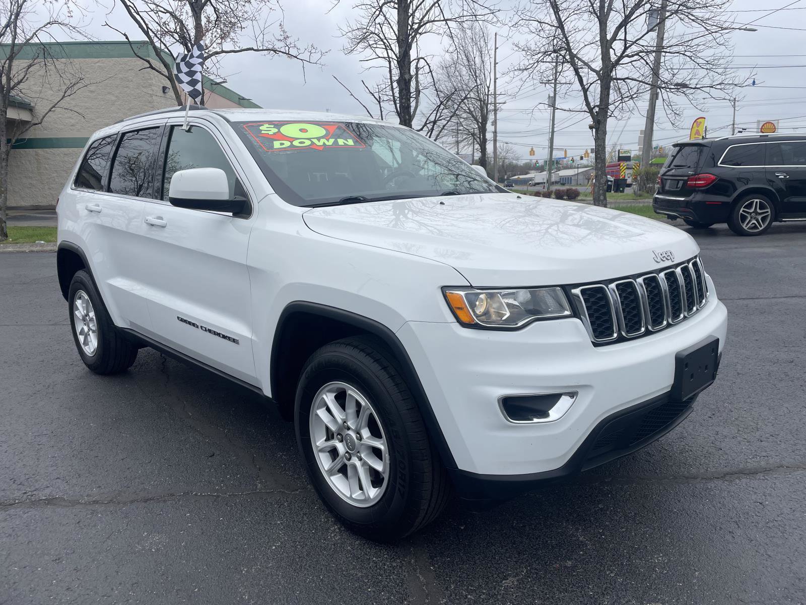 Used 2020 Jeep Grand Cherokee Laredo image 2