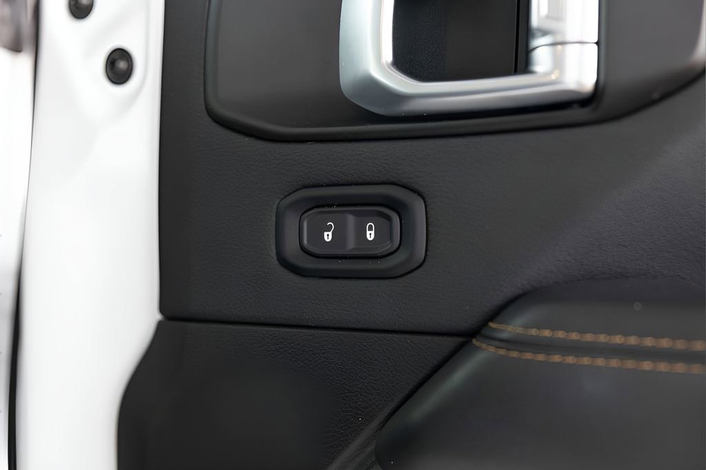 Used 2025 Jeep Wrangler Unlimited Sahara AWD/4WD image 92