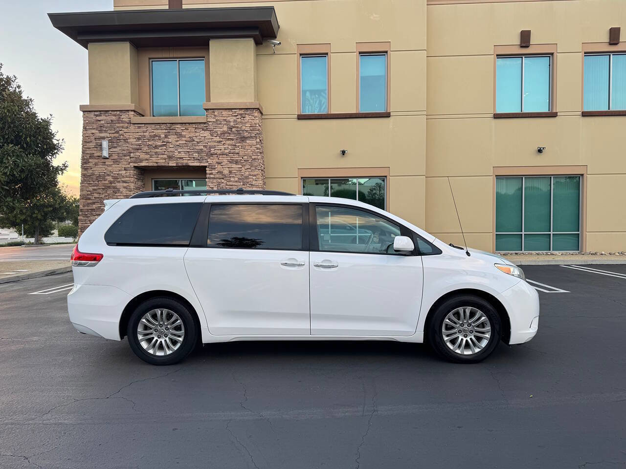 Used 2013 Toyota Sienna XLE image 6
