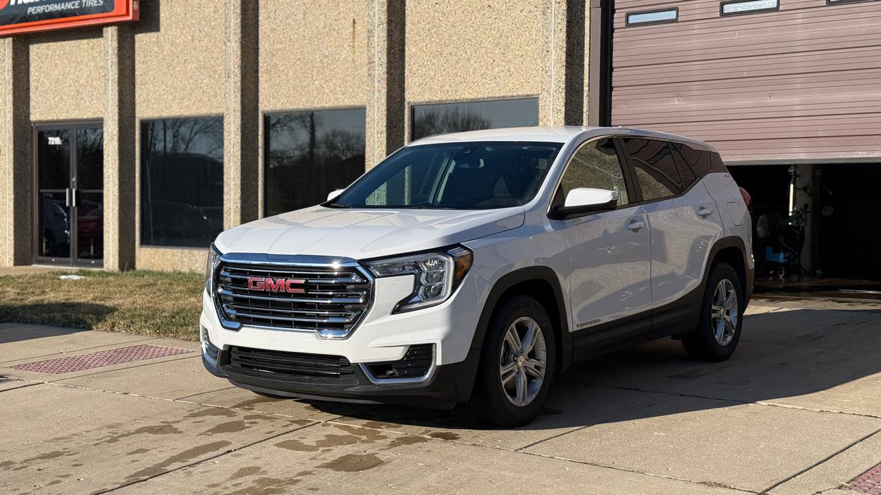 Used 2022 GMC Terrain SLE FWD image 3