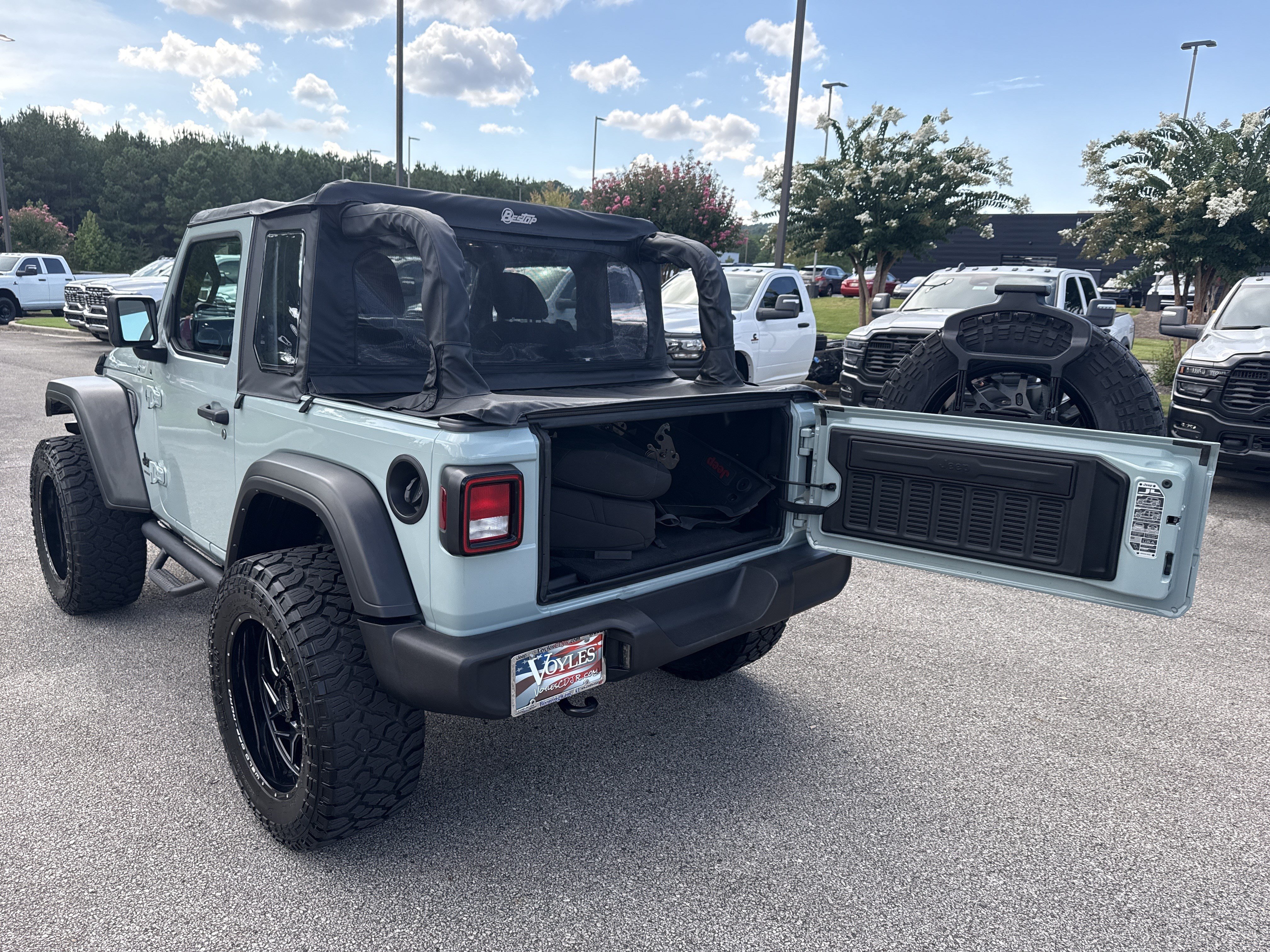 Used 2023 Jeep Wrangler Sport AWD/4WD image 16