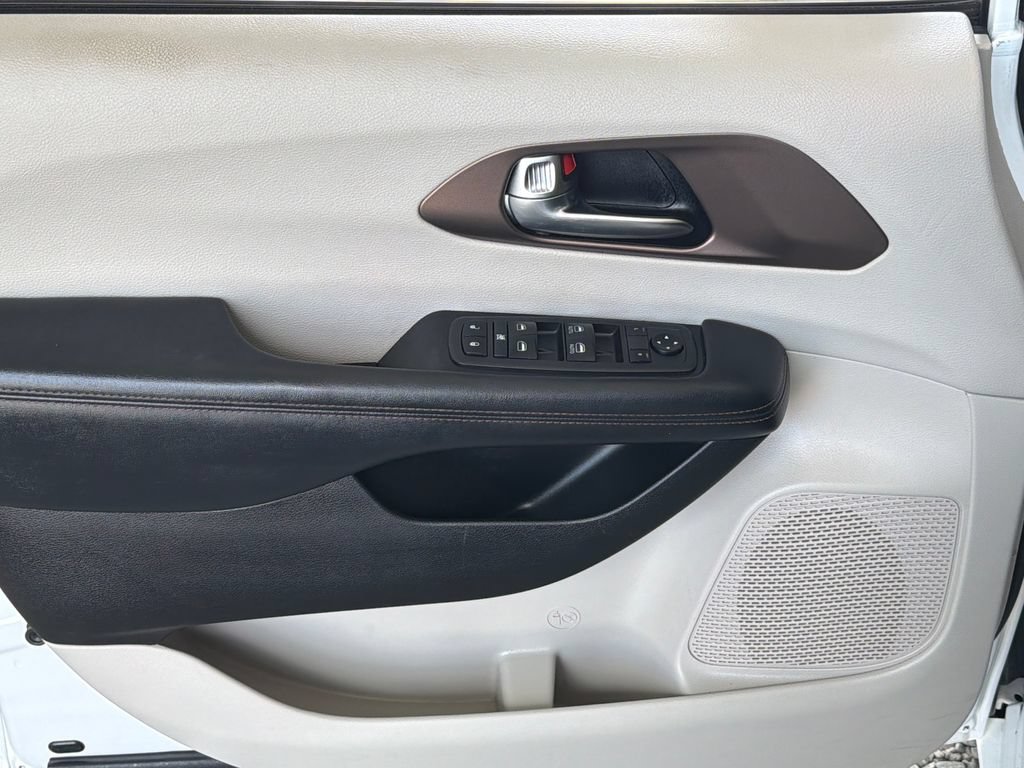 Used 2019 Chrysler Pacifica Touring Plus w/ Advanced Safetytec Group FWD image 3