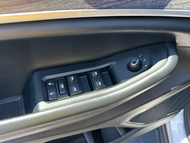 Used 2023 Jeep Grand Cherokee L Limited w/ Black Appearance Package AWD/4WD image 9