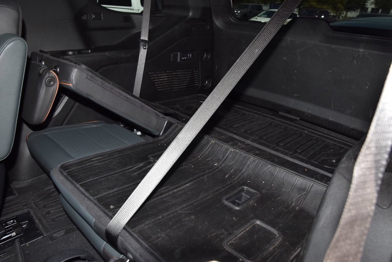 Used 2025 GMC Yukon AT4 w/ AT4 Premium Package AWD/4WD image 12