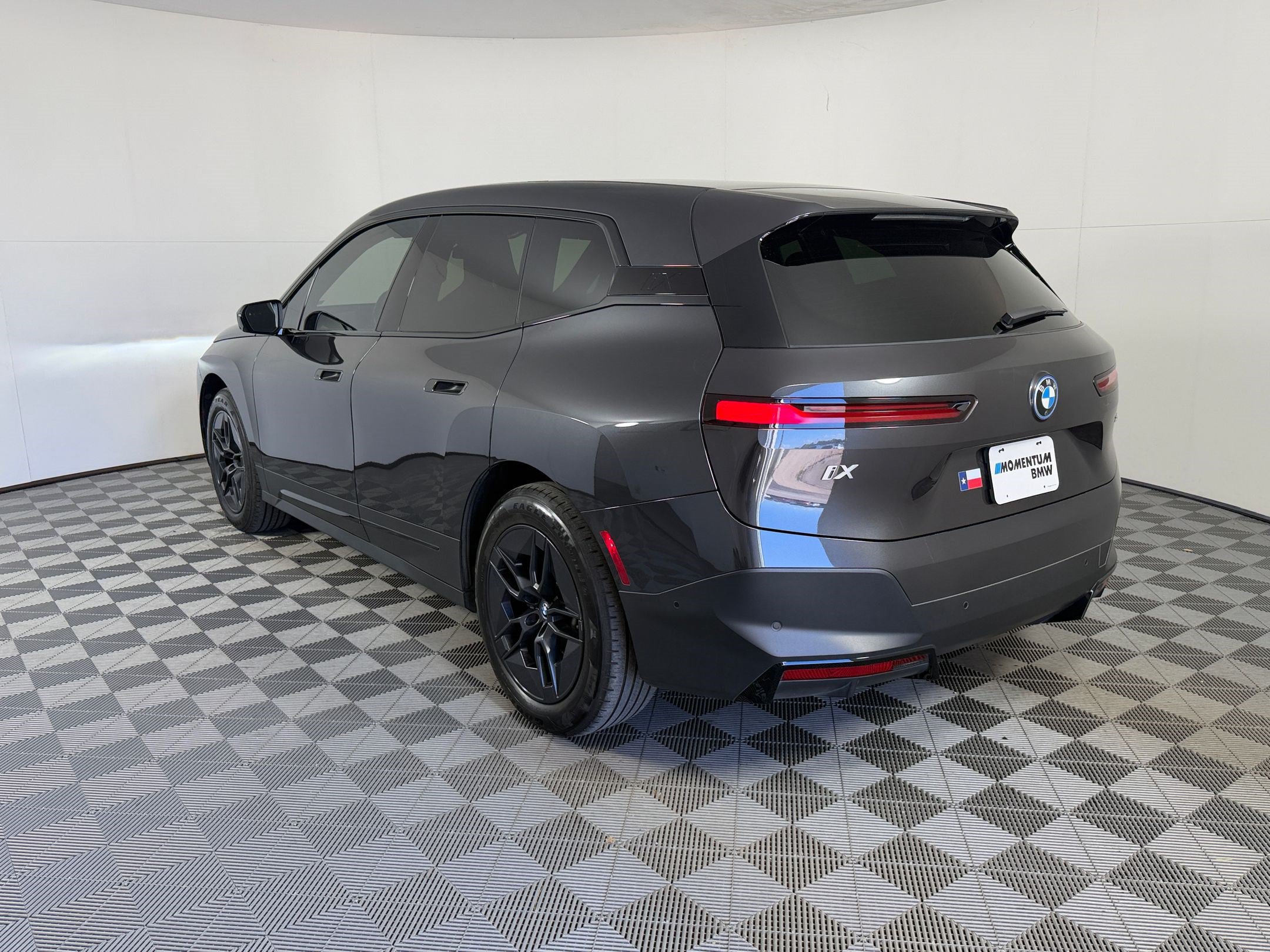 Used 2023 BMW iX xDrive50 w/ Convenience Package AWD/4WD image 3